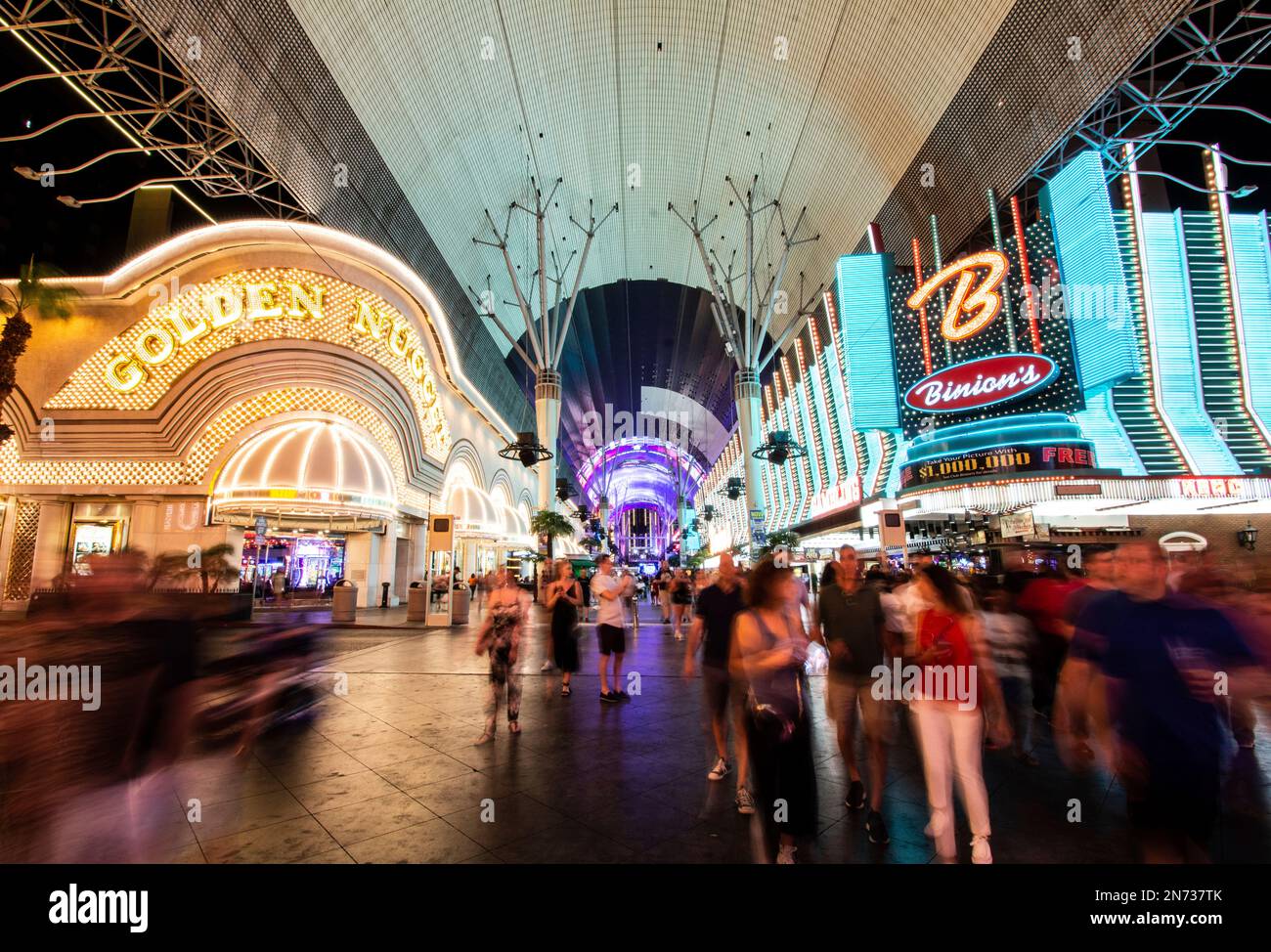 Las Vegas, die Freemont Street Experience mit dem Golden Nugget und den Binion's Horseshoe Casinos. Lineare Visualisierung in multiperspektivischem Panorama Stockfoto