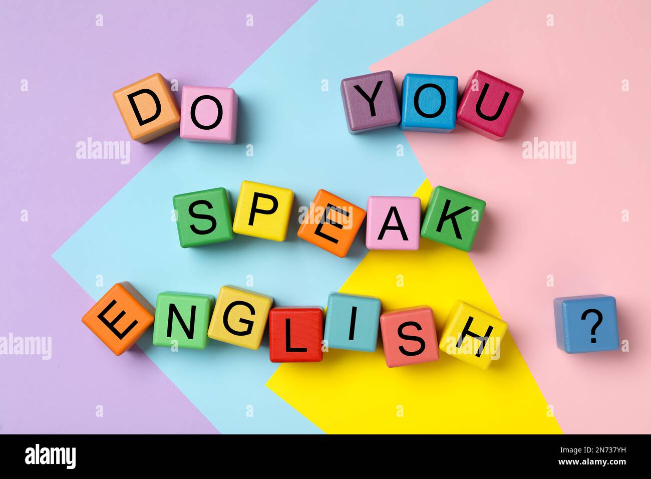 Würfel mit Frage sprichst du Englisch auf farbigem Hintergrund, flach  liegend Stockfotografie - Alamy