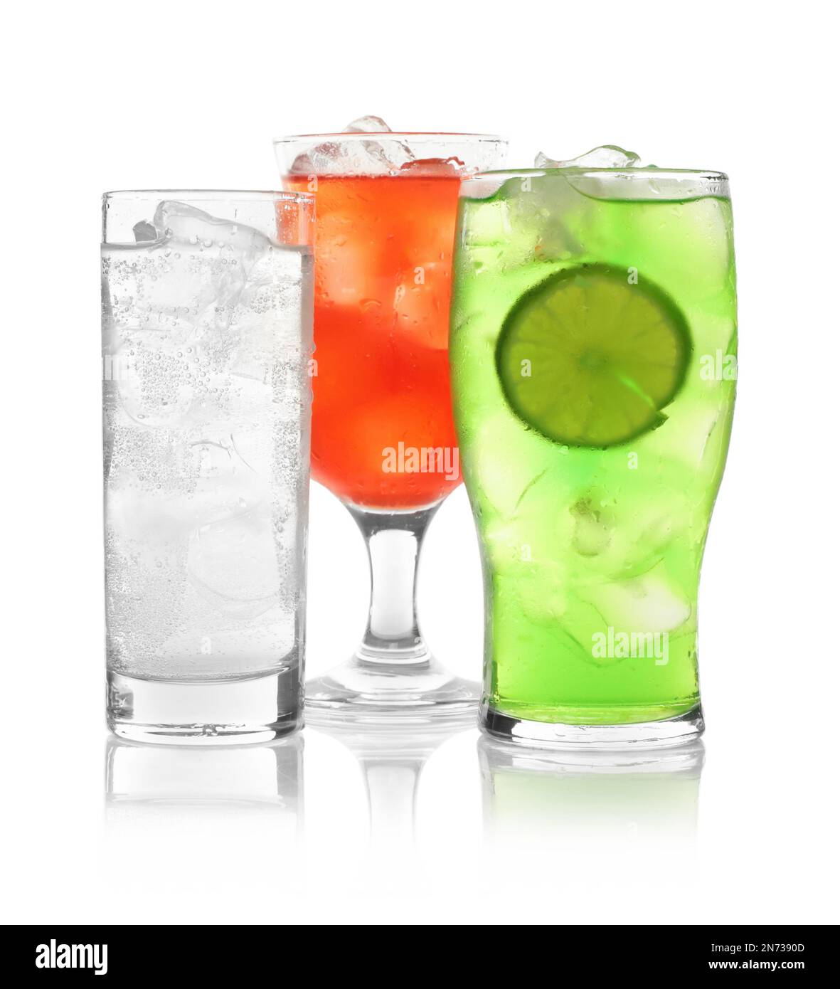 Köstliche erfrischende Getränke in Gläsern auf weißem Hintergrund Stockfoto
