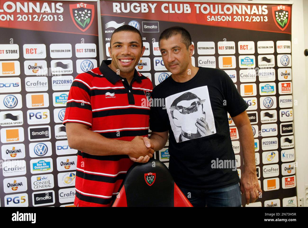 South Africa's Rugby Union winger, Bryan Habana, left, shakes hands with RC Toulon's President Mourad Boudjellal, before a press conference, in Toulon, southern France, Wednesday, July 24, 2013. Habana has been signed for three seasons with RC Toulon. (AP Photo/Claude Paris) Stockfoto