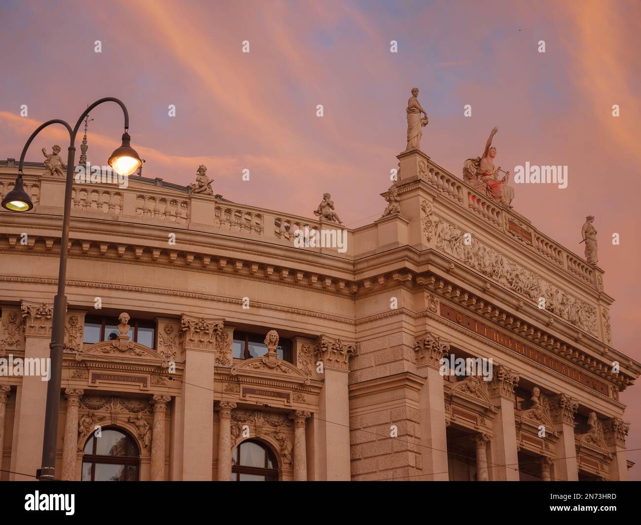 Das Burgtheater ist ein Hoftheater in der Wiener Hofburg. Eines der ältesten Theater nicht nur in Österreich, sondern in ganz Europa. Über dem Himmel bei Sonnenuntergang Stockfoto