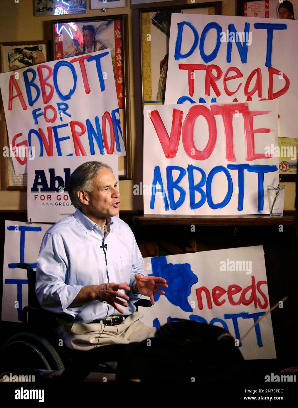 FILE - In this July 15, 2013 file photo, Texas Attorney General and Republican gubernatorial candidate Greg Abbott responds to a question during an interview in Houston. At 26, Abbott lost the use of both legs when a 75-foot oak tree fell on him. Abbott is the early favorite in next year’s race to succeed Gov. Rick Perry, who is not seeking another term. If Abbott wins, he would become the nation’s first elected governor in a wheelchair since Franklin D. Roosevelt won New York in 1929. (AP Photo/Pat Sullivan, File) Stockfoto