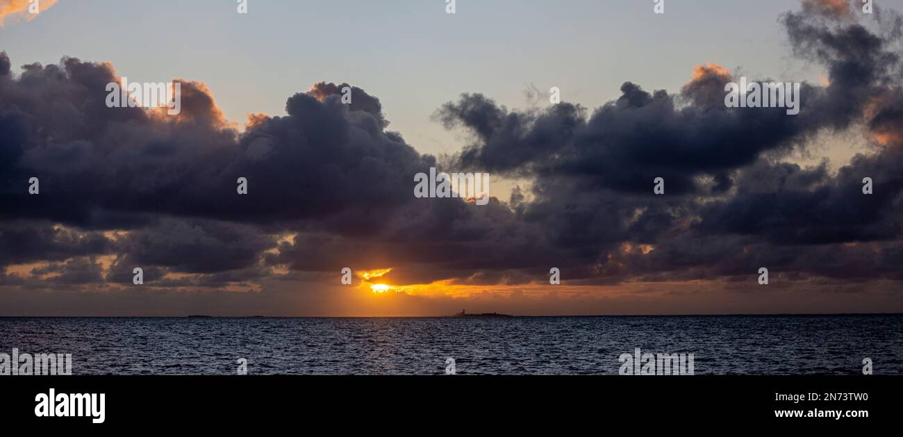 Sonnenaufgang über dem Meer in der Nähe von Mahébourg, Mauritius Island, Afrika Stockfoto