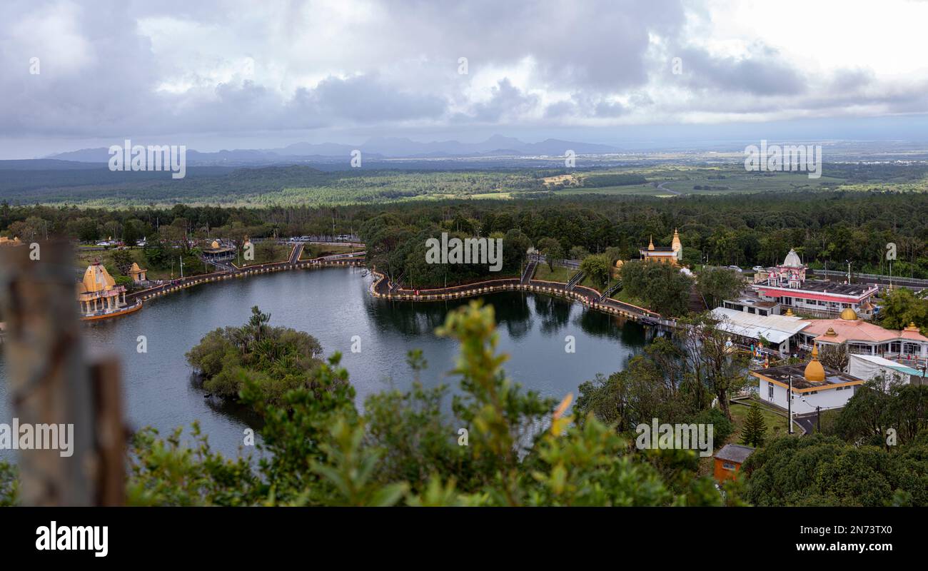 Der berühmte hinduistische Wallfahrtsort Grand Bassin der Insel Mauritius aus der Vogelperspektive Stockfoto