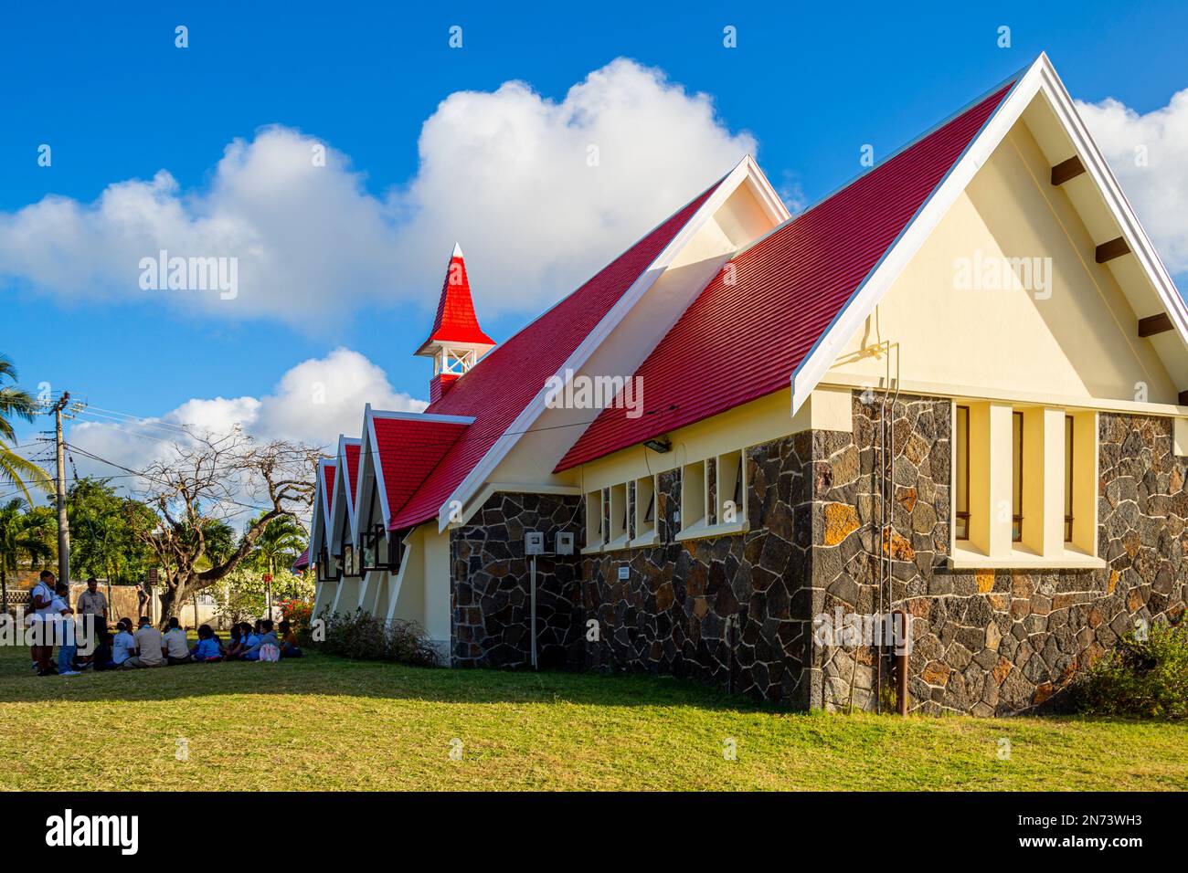 Notre Dame Auxiliatrice Kirche mit markantem roten Dach am Cap Malheureux, Mauritius Island, Indischer Ozean Stockfoto