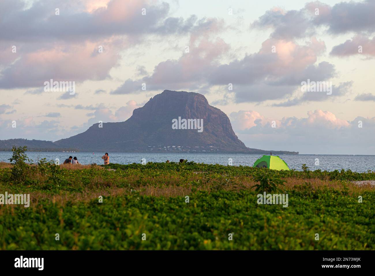 Tropischer Strand auf mauritius mit Blick auf das Meer, mit Le Morne Brabant Berg im Hintergrund Stockfoto