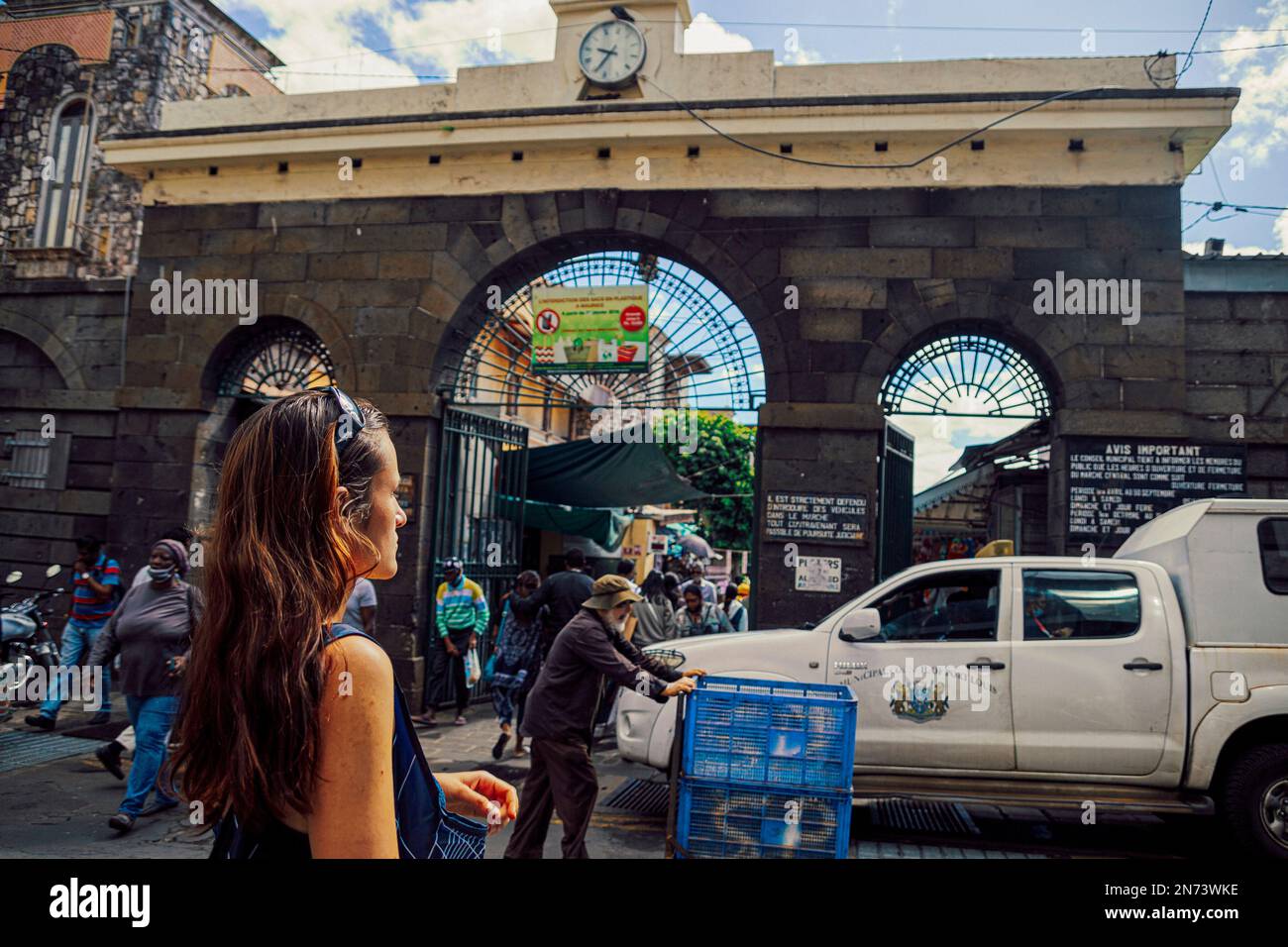 Zentraler Markt auf Mauritius Island, Afrika: Dieser belebte Markt unter freiem Himmel bietet eine Vielzahl von Waren zum Verkauf, darunter Obst, Kräuter, Gewürze und Tränke. Stockfoto