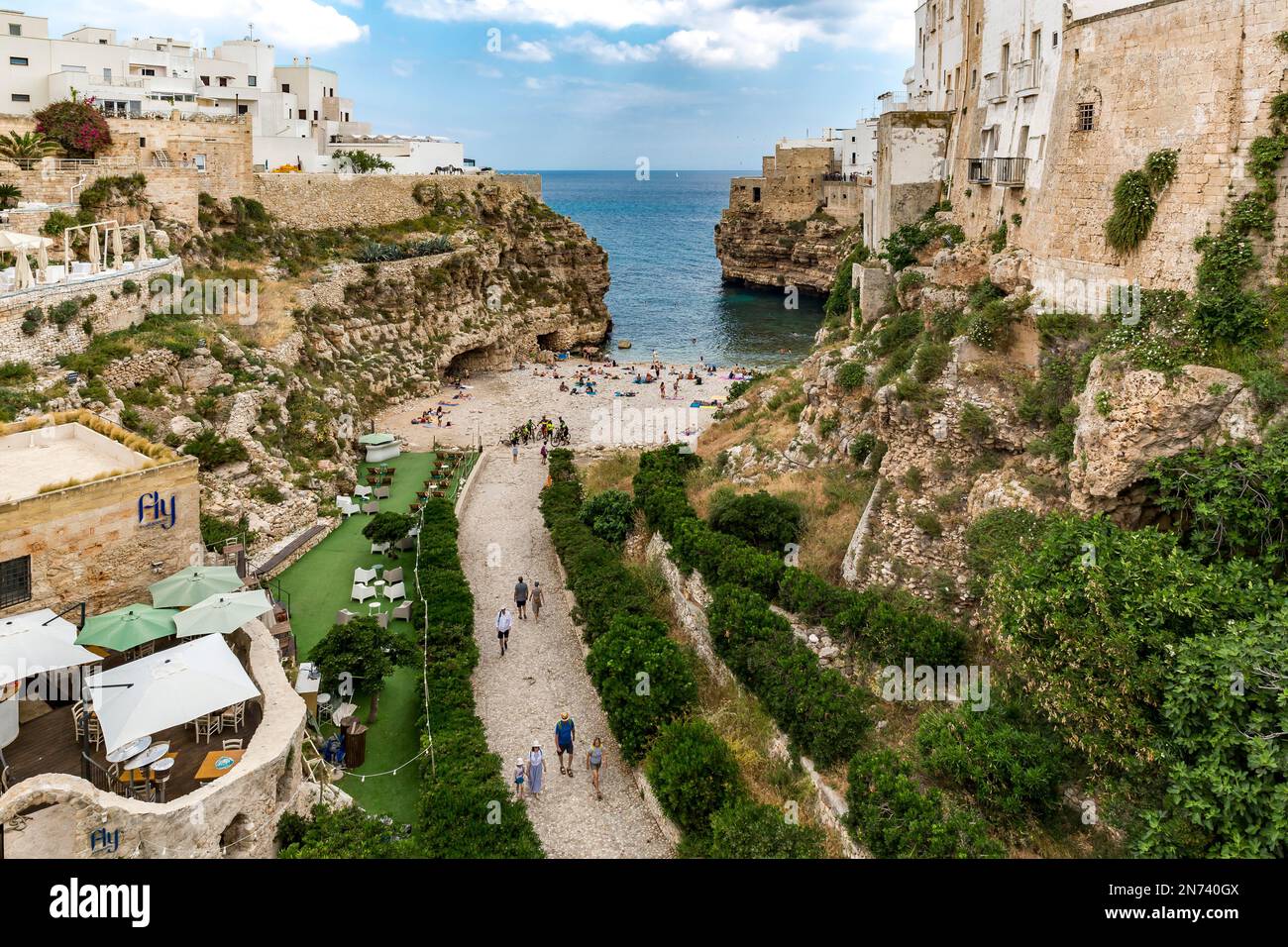 Blick von Ponte Borbonico auf Lama Monachile, kleiner Kieselstrand zwischen den Klippen, Altstadt, Polignano A Mare, Apulien, Süditalien, Italien, Europa Stockfoto