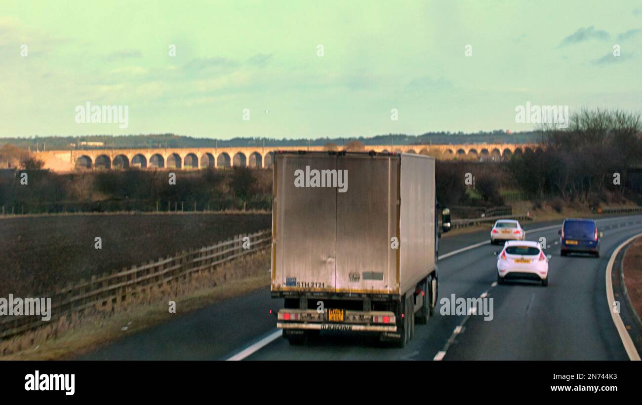 Almond Viaduct auf der Edinburgh & Glasgow Railway westlich von Edinburgh. Von der Autobahn M8 Stockfoto
