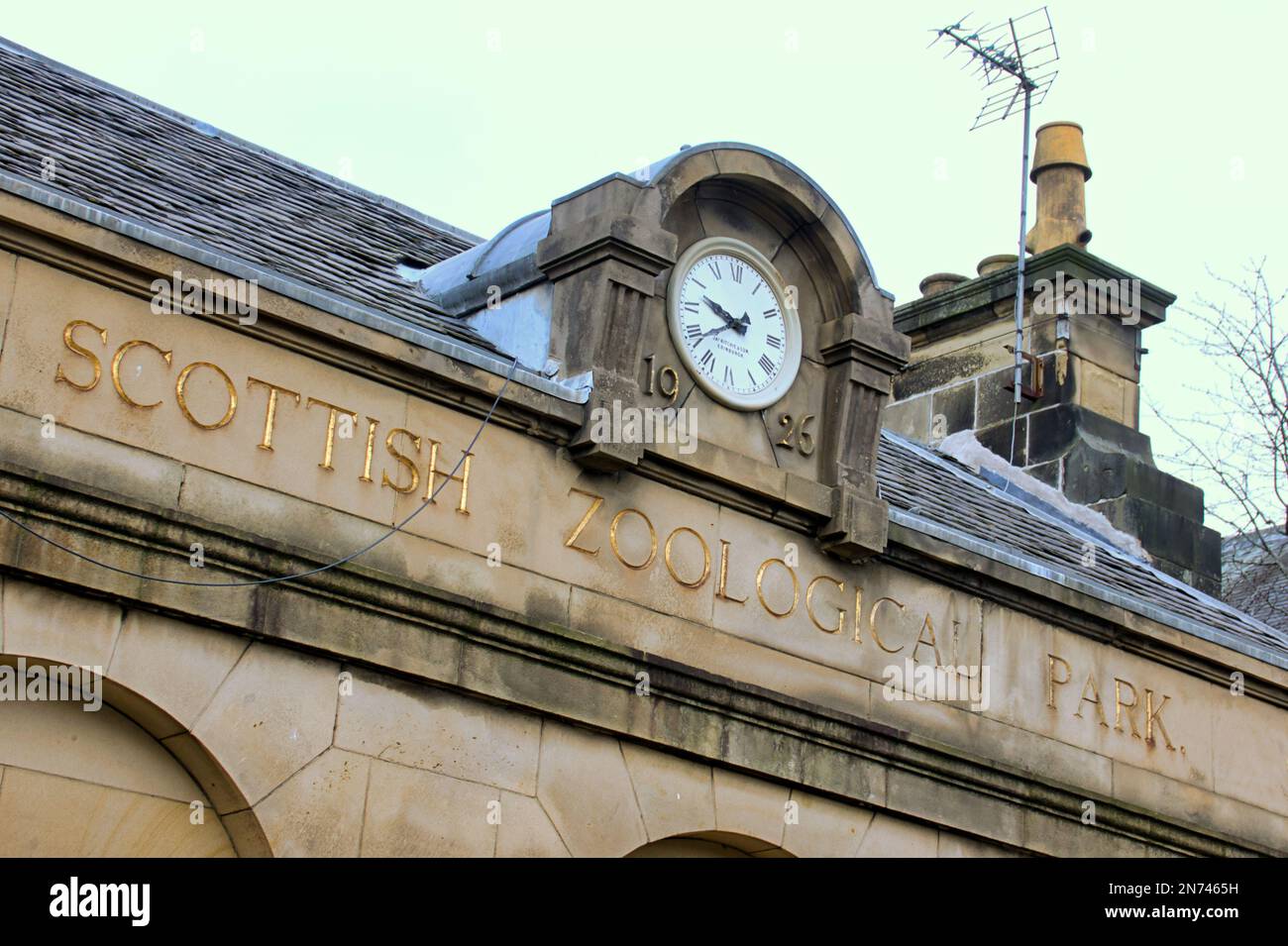 Historischer Eingang zum Scottish Zoological Park jetzt Edinburgh Zoo mit alter Uhr auf der Costorphine Road Stockfoto