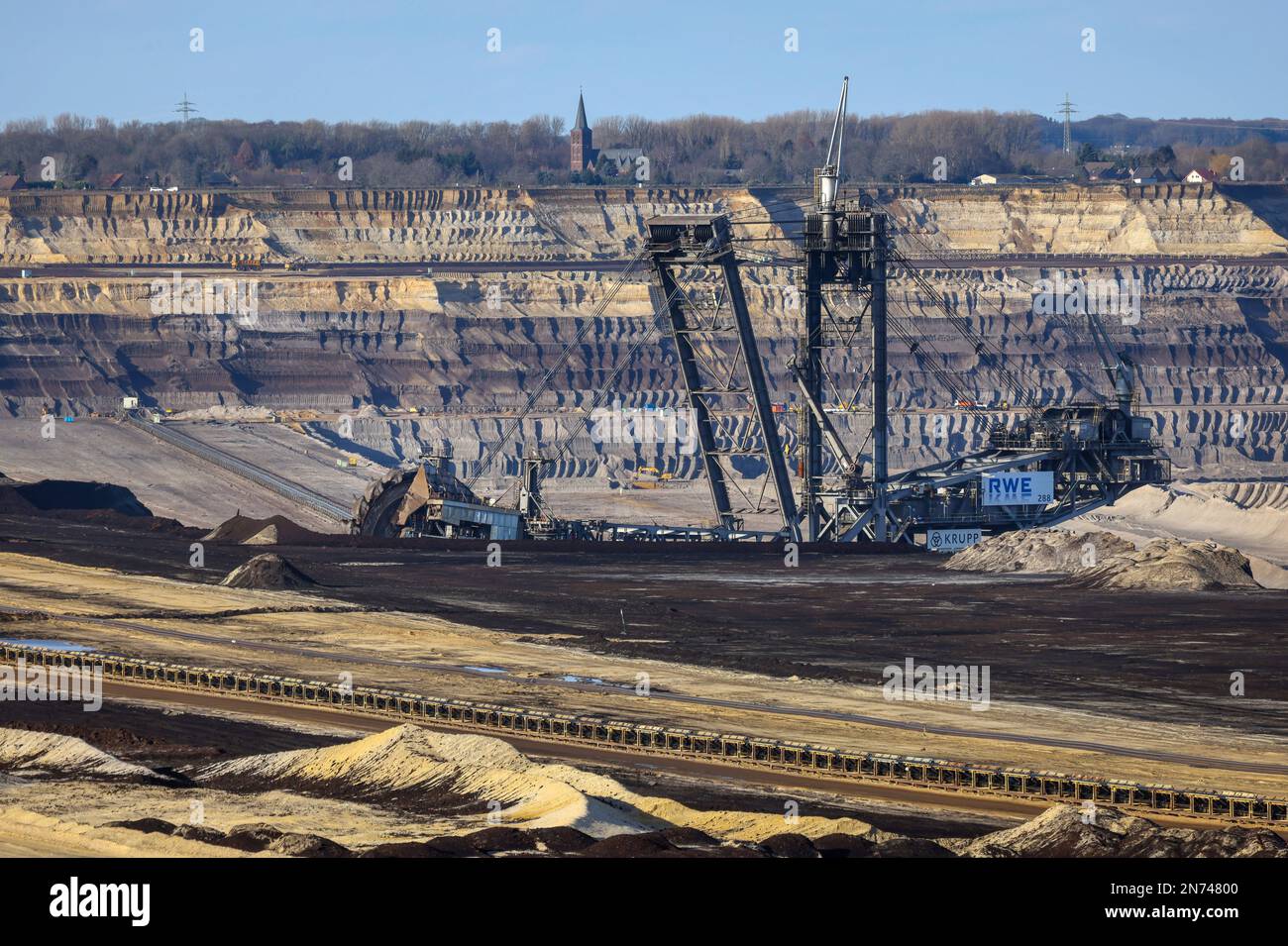 Erkelenz, Nordrhein-Westfalen, Deutschland - Rhenisches Braunkohlebergwerk, Schaufelradbagger in der Braunkohlemine Garzweiler von RWE, hier bei L Stockfoto