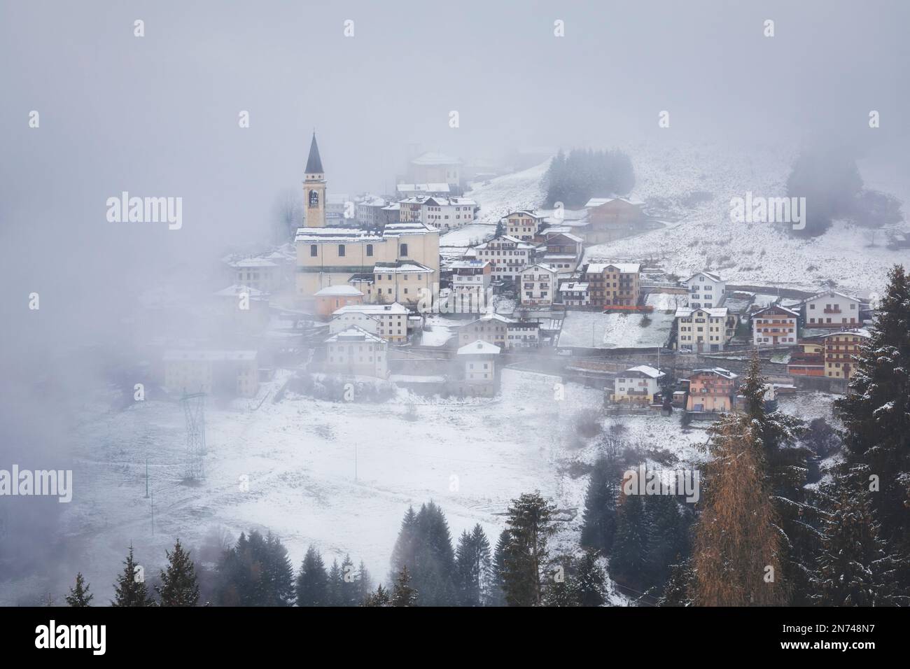 Italien, Venetien, Provinz Belluno, Comelico Superiore, das Dorf Candide, Winternebel Stockfoto