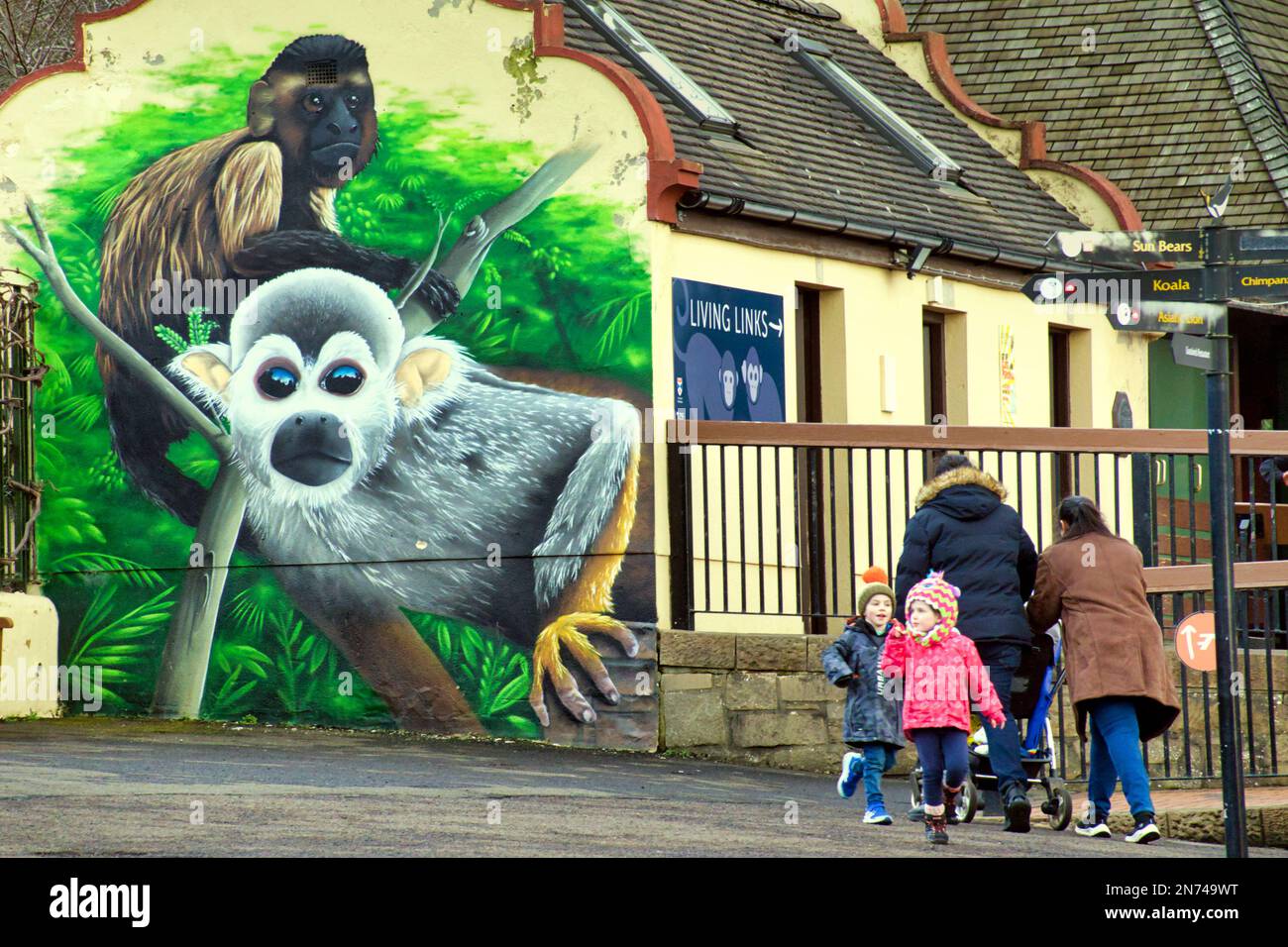Touristen genießen einen Spaziergang durch den zoo von edinburgh Stockfoto