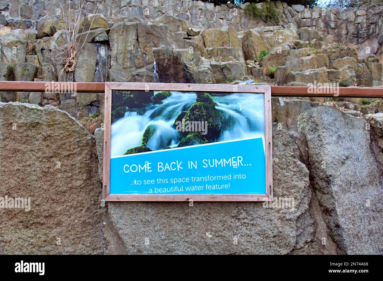 Kommen Sie zurück im Sommer edinburgh Zoo Wintersaison Schild, auf dem steht, dass das Wasserspiel dann an ist Stockfoto