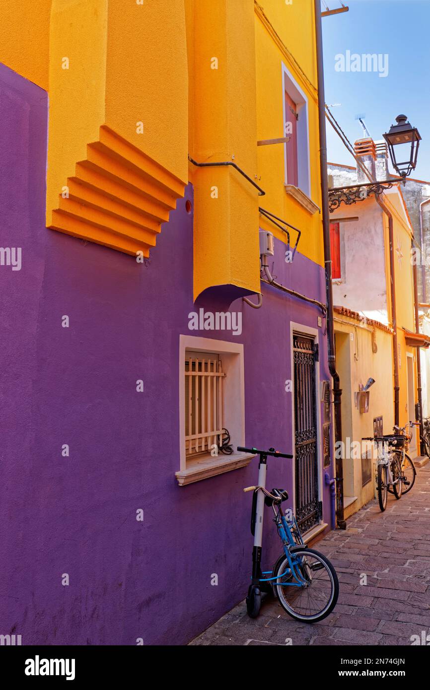 Lila-gelbe Gebäudefassade im Zentrum der norditalienischen Stadt Caorle Stockfoto