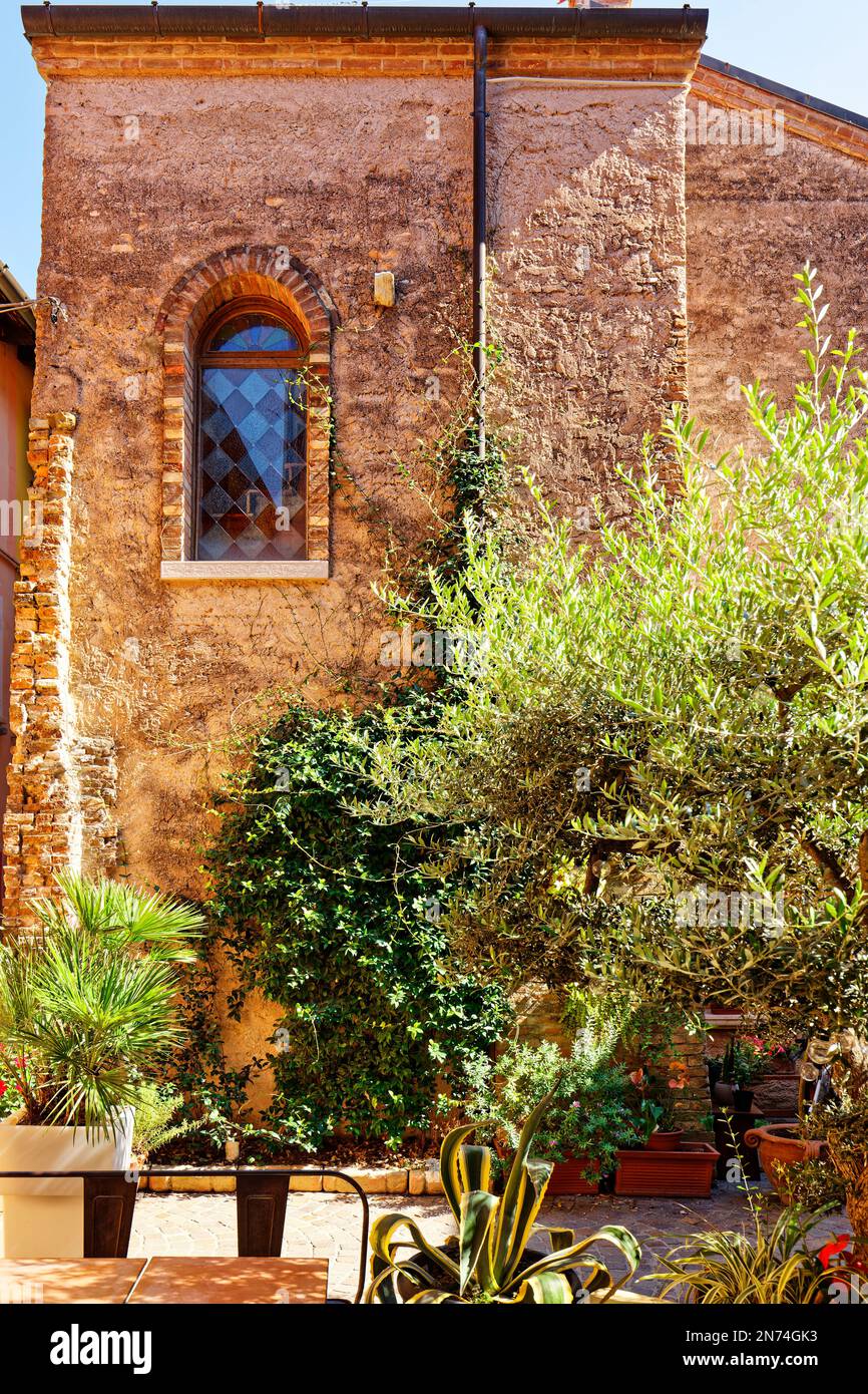 Residenz im mediterranen Stil im Zentrum der norditalienischen Stadt Caorle Stockfoto