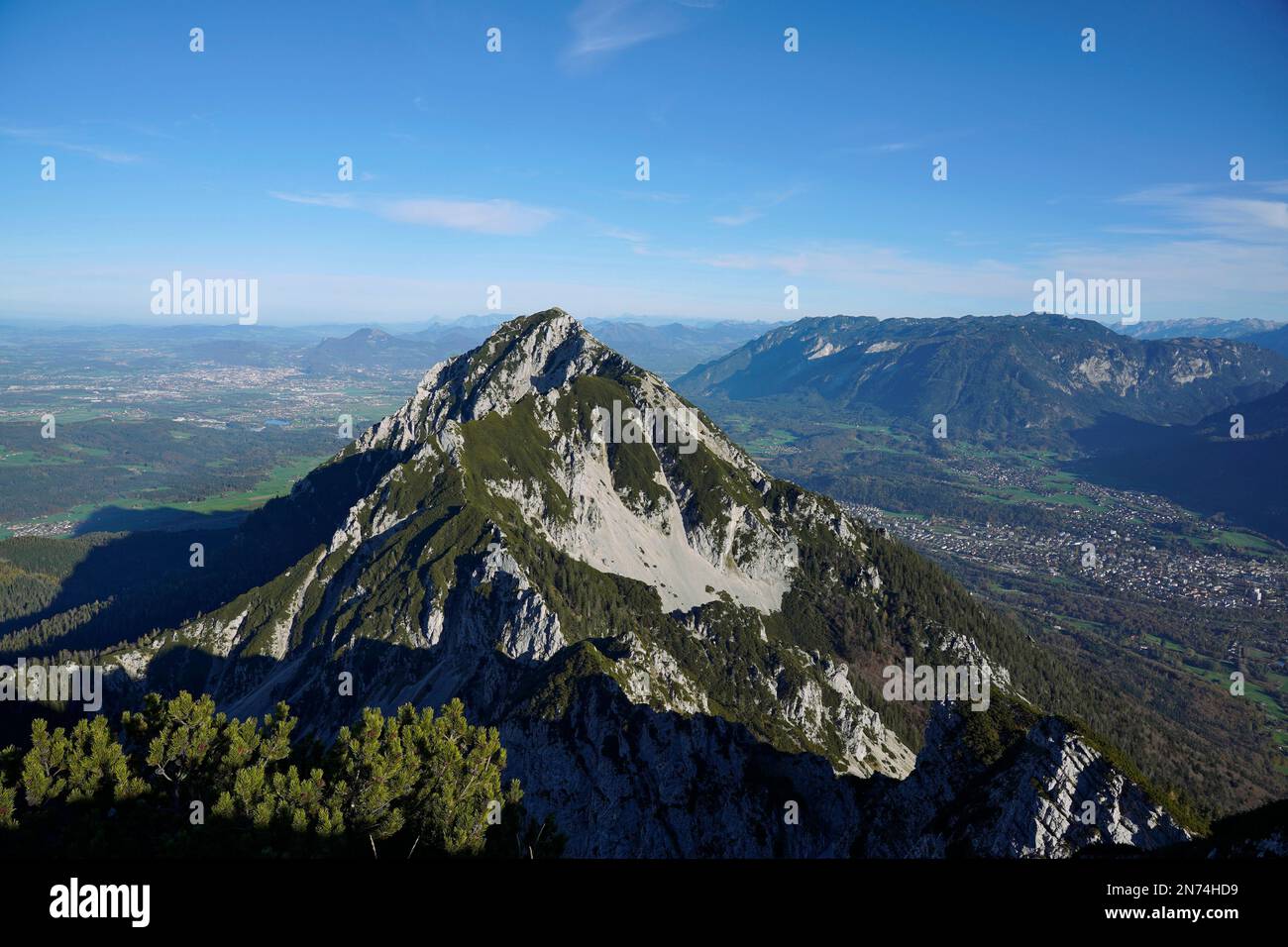 Deutschland, Bayern, Oberbayern, Bad Reichenhall, Chiemgau-Alpen, Hochstaufen, 1771m, rechts nach Bad Reichenhall, dahinter der Untersberg Stockfoto