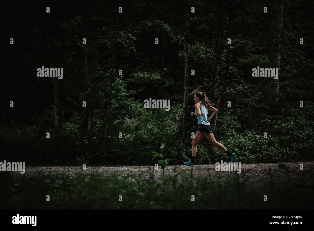 Professioneller Triathlet auf einer Laufstrecke im Wald bei Kaufbeuren, Allgäu, Bayern Stockfoto