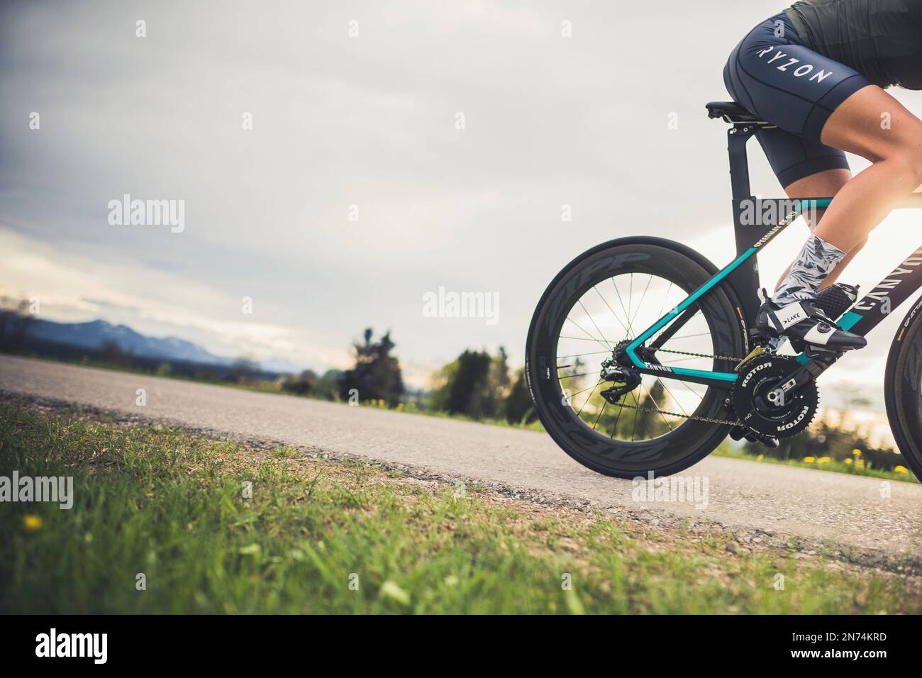 Profisportlerin auf ihrem Road Bike, Time Probe Bike Round, Auerberg, Allgäu, Bayern, Deutschland Stockfoto