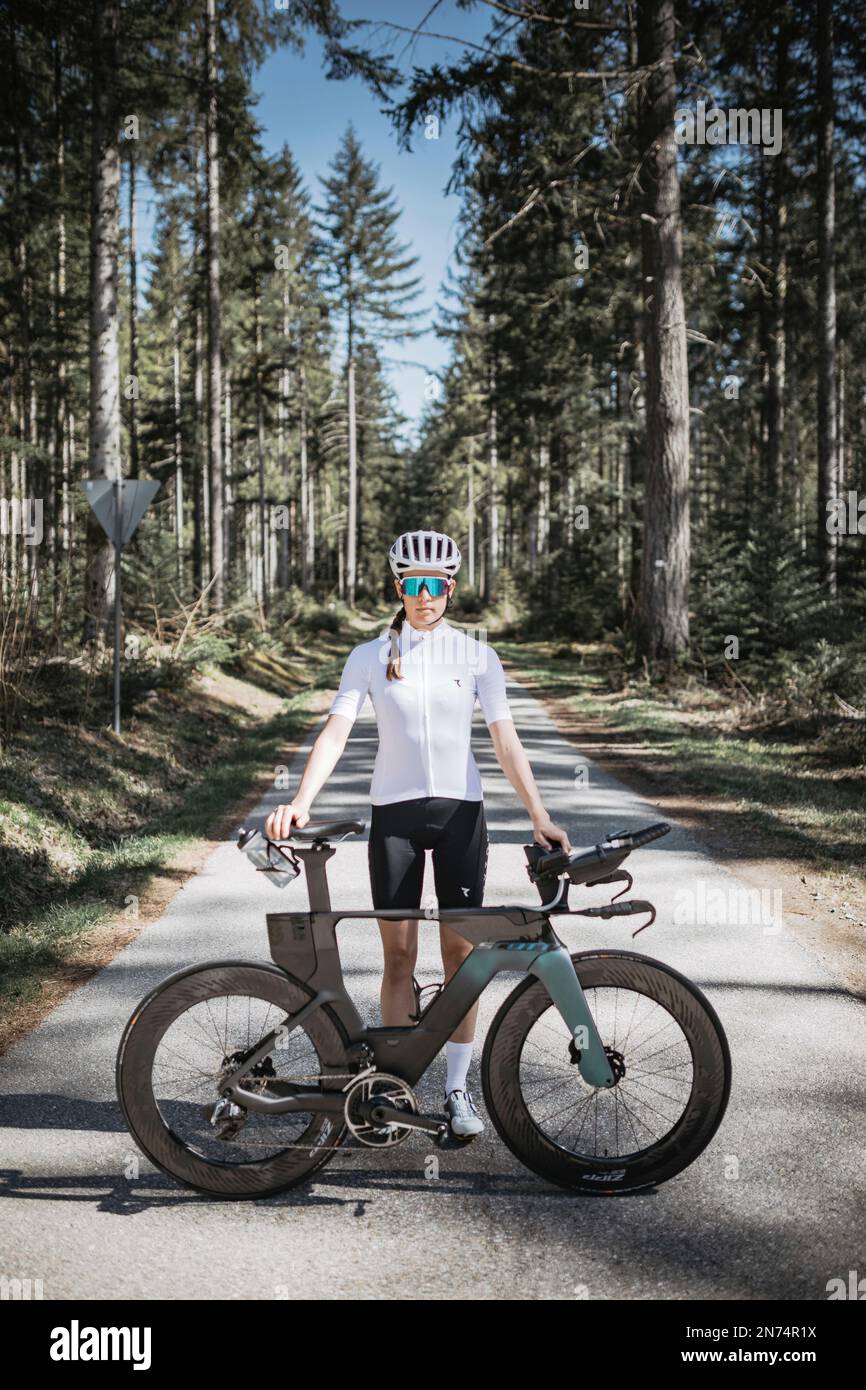 Profisportlerin mit ihrem Time Trial Bike/Time Trial Bike in Black Forest, Baiersbronn, Deutschland Stockfoto