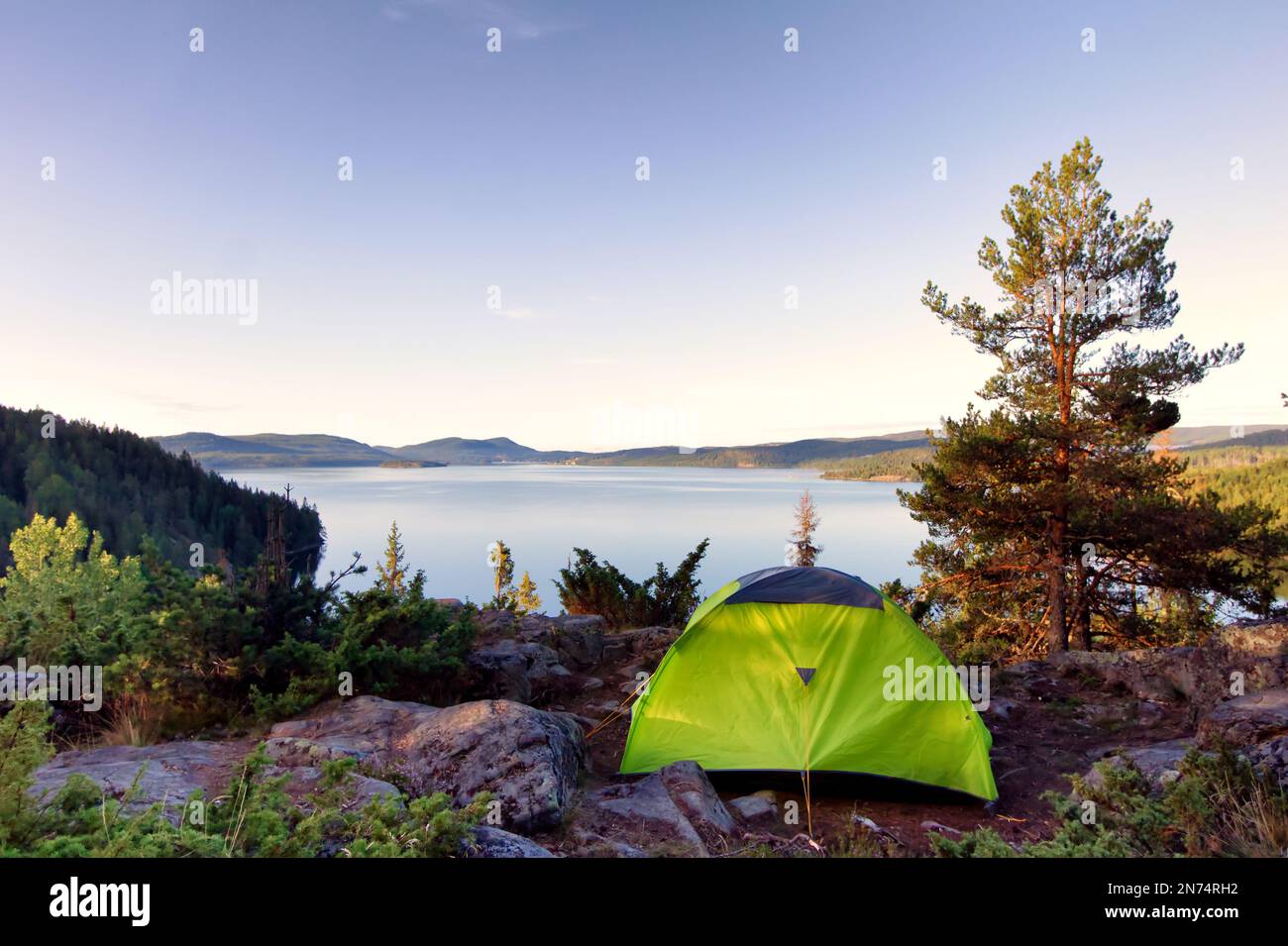 Zelt in der schwedischen Wildnis mit malerischem Blick auf den See, die Berge und den Wald Stockfoto