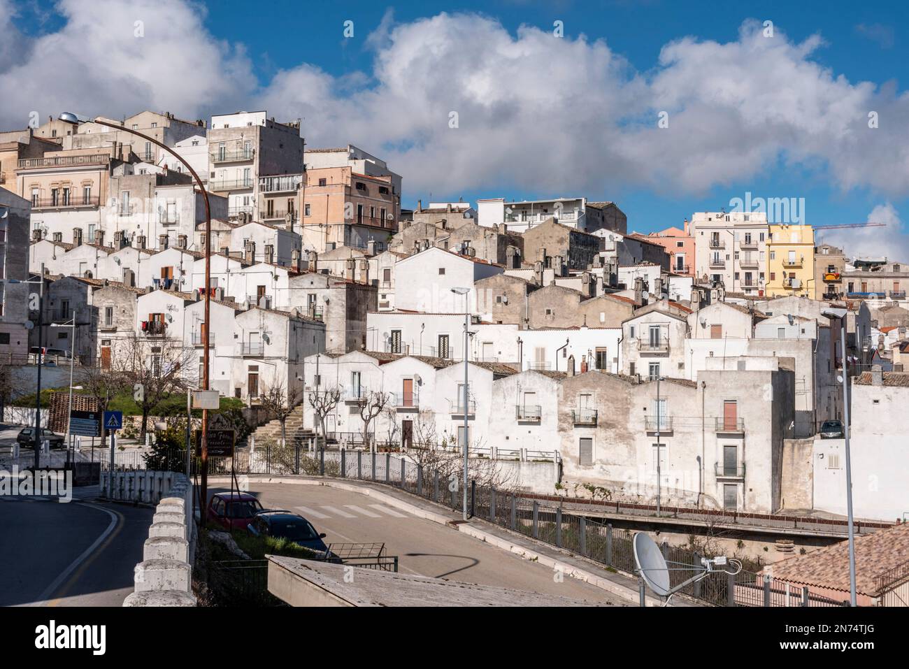 Blick auf die historische Altstadt von Monte Sant Angelo, Gargano Halbinsel in Süditalien Stockfoto