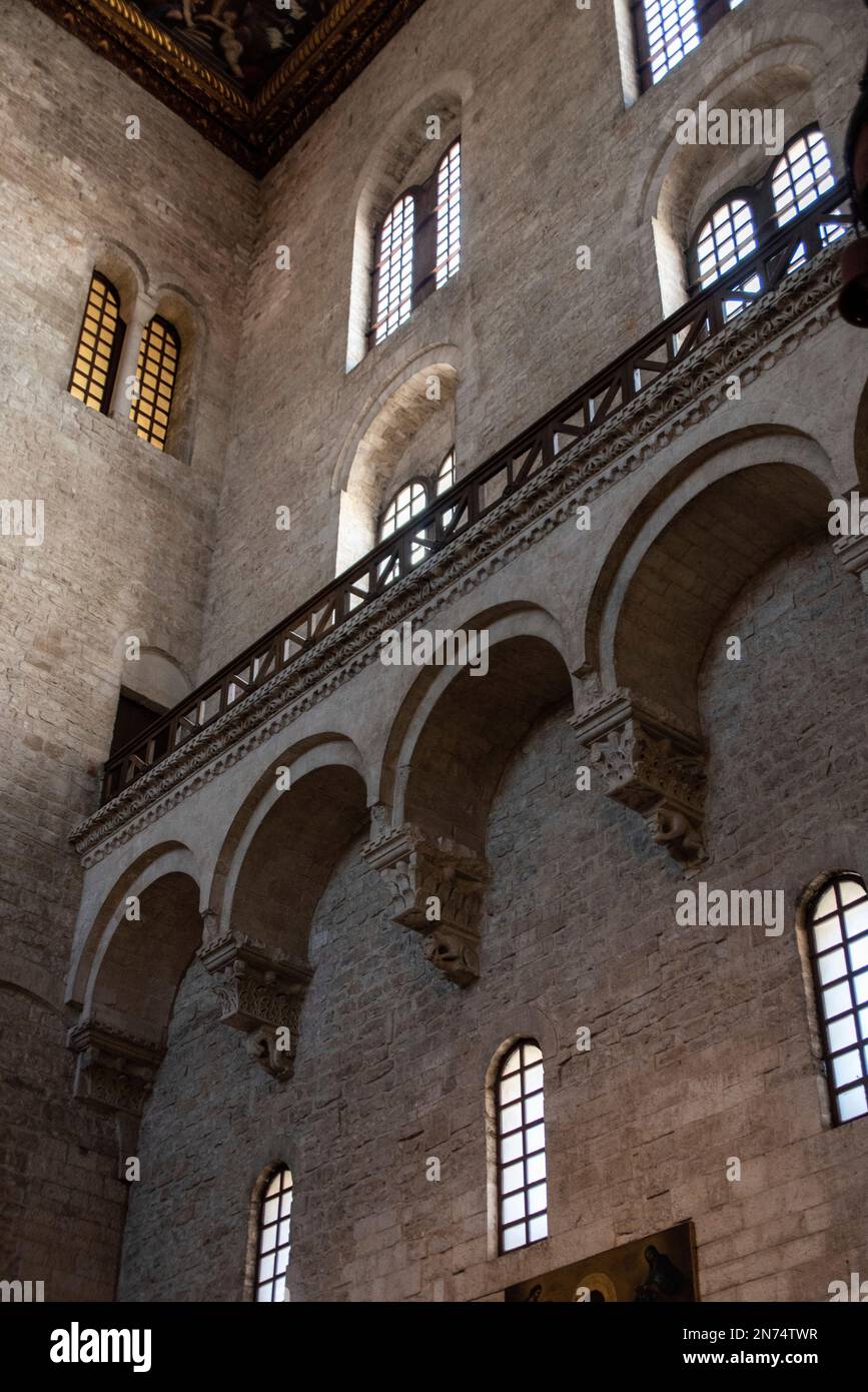 Bari, Italien, im Inneren der berühmten Basilika San Nicola in Bari, Grabstätte des Heiligen Nikolaus, Süditalien Stockfoto