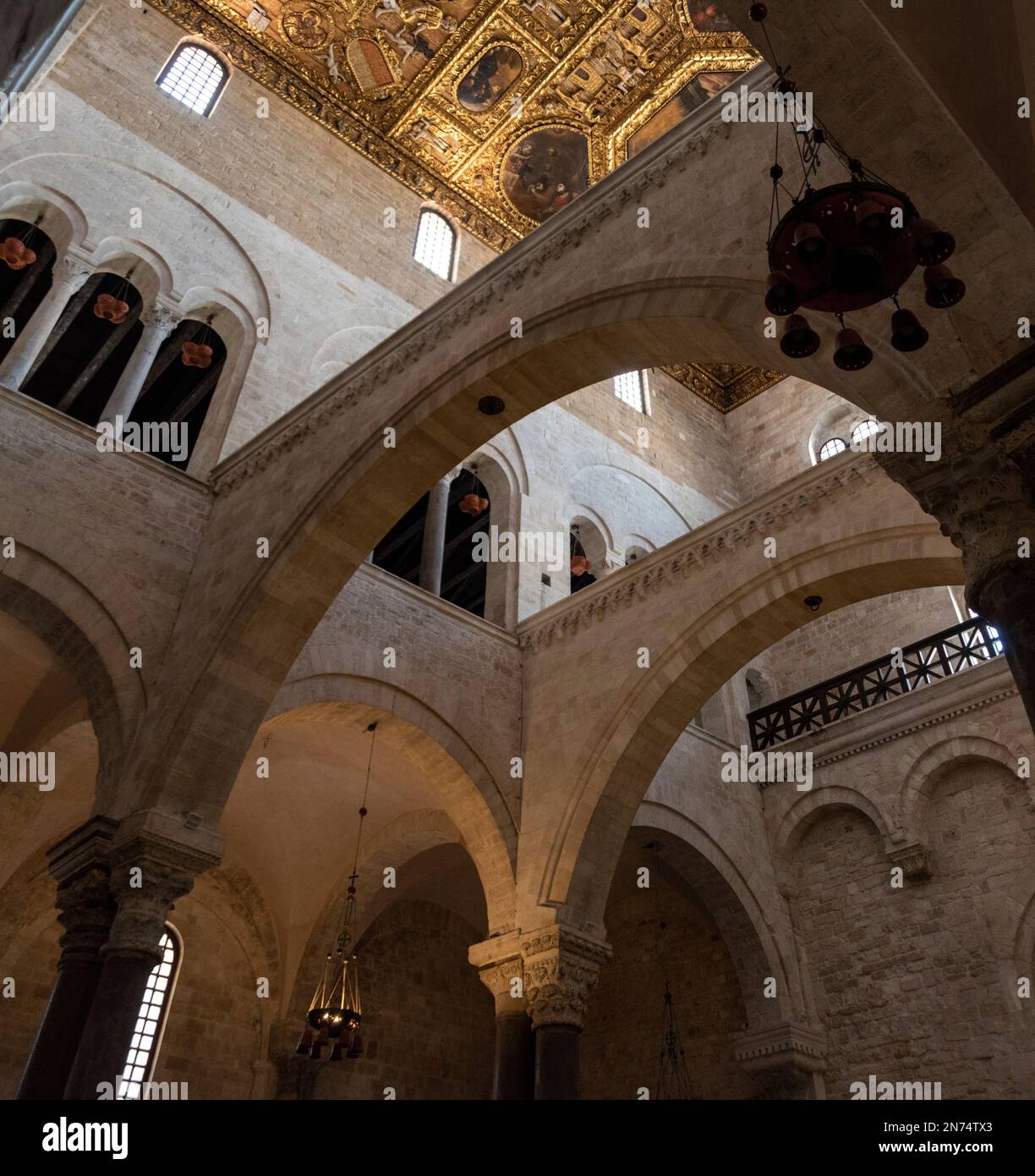 Bari, Italien, im Inneren der berühmten Basilika San Nicola in Bari, Grabstätte des Heiligen Nikolaus, Süditalien Stockfoto
