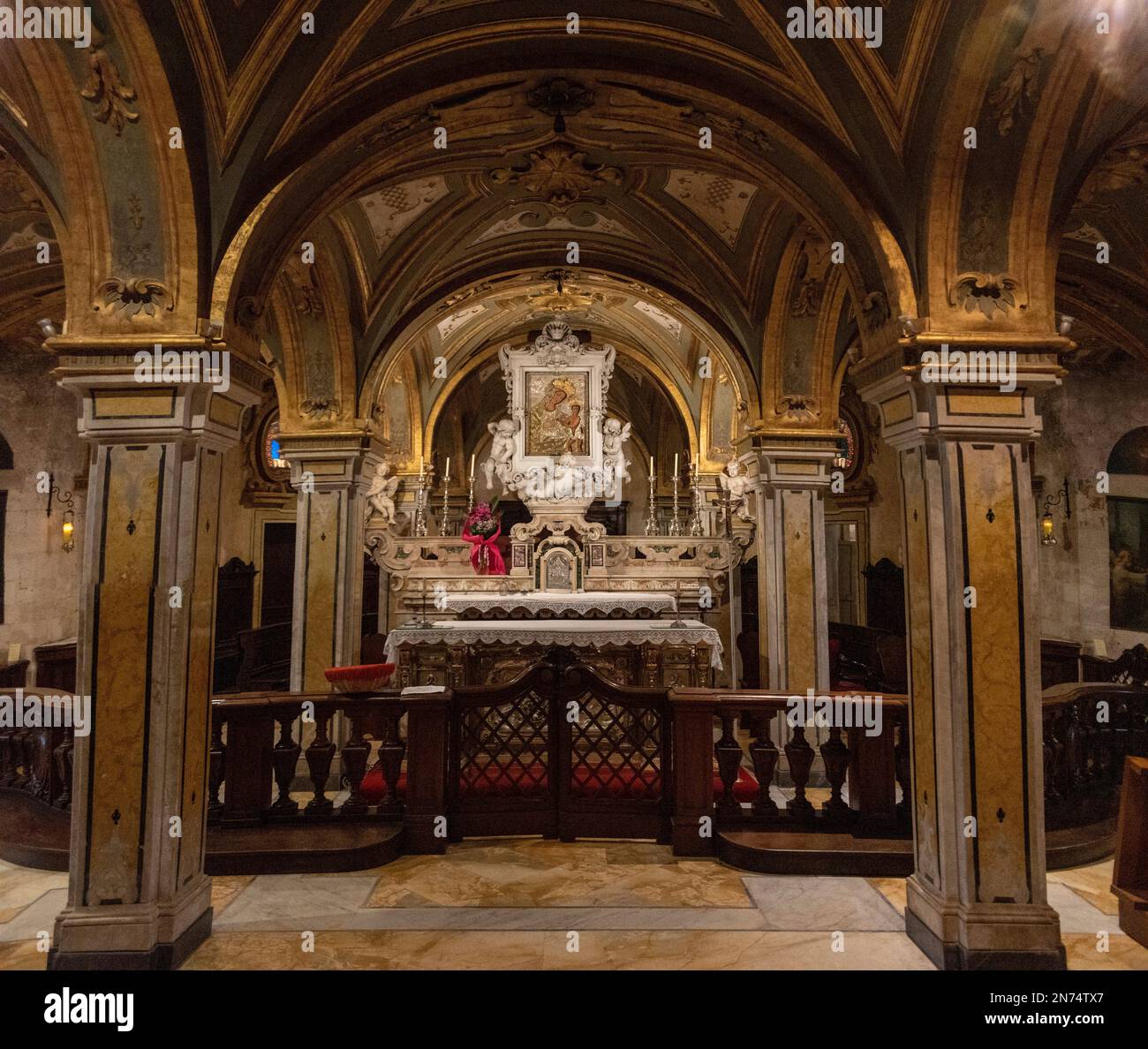 Bari, Italien, Altar in der Krypta der San Sabino Kathedrale in Bari, Süditalien Stockfoto