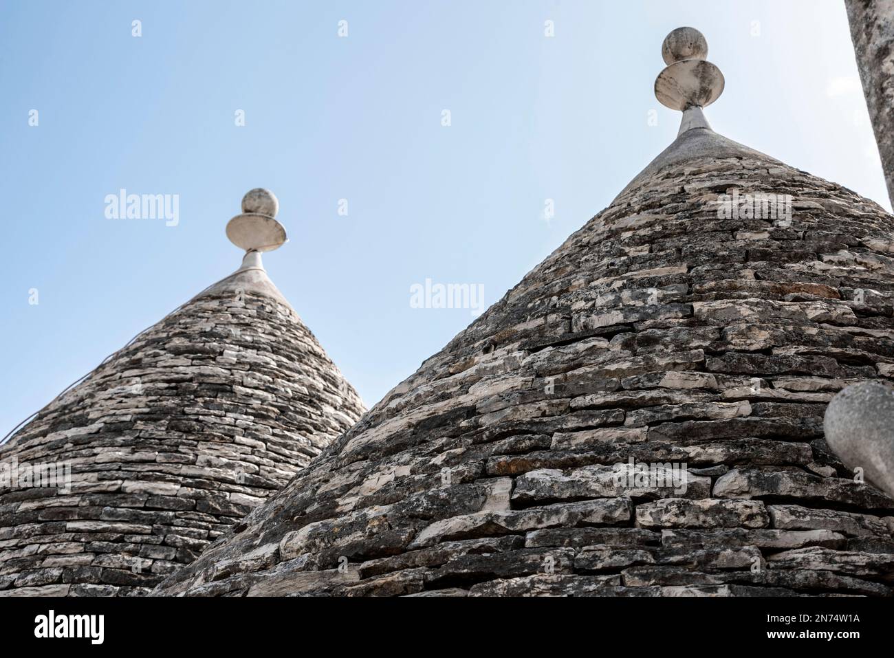 Typisches gefaltetes Steindach eines Trullo in Alberobello, Italien Stockfoto