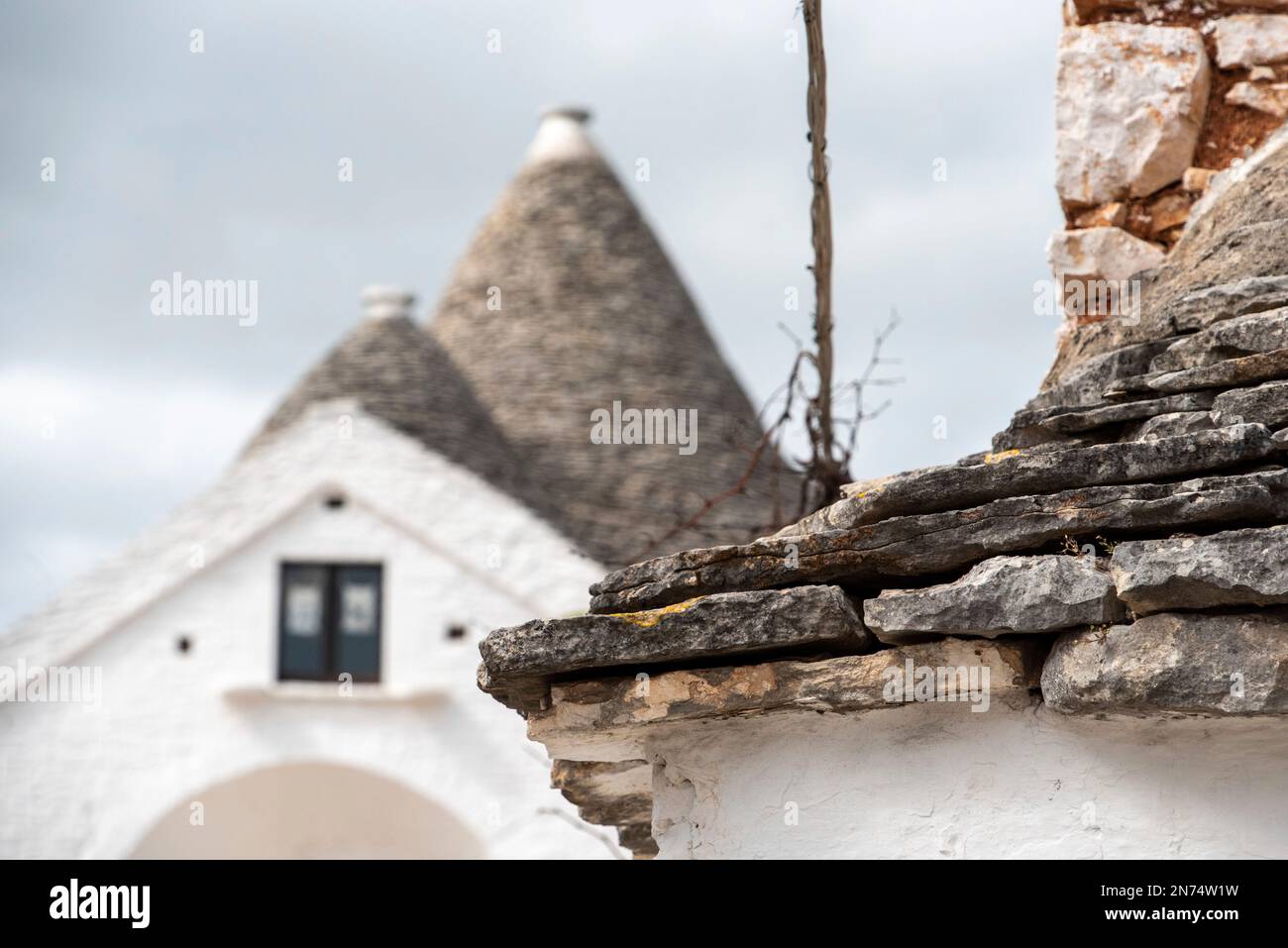 Typisches gefaltetes Steindach eines Trullo in Alberobello, Italien Stockfoto