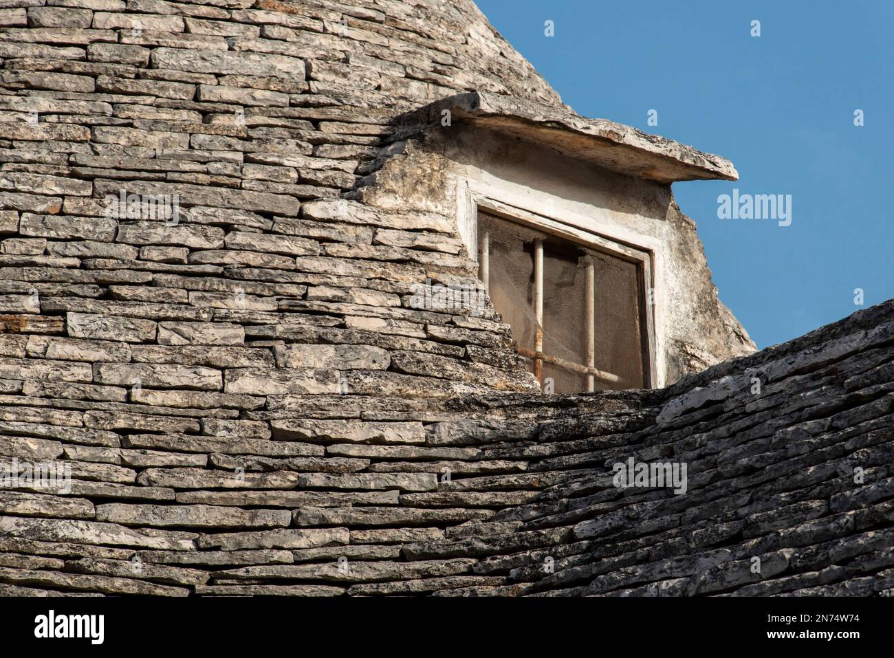 Blick auf ein ikonisches Trullo-Dach in Alberobello, Süditalien Stockfoto