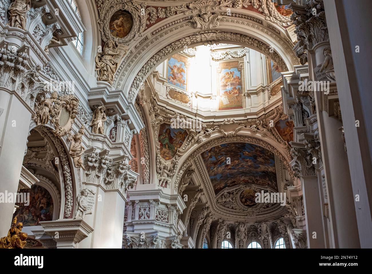 Wunderschön verzierte barocke Decke des Doms in Passau in Bayern, Deutschland Stockfoto