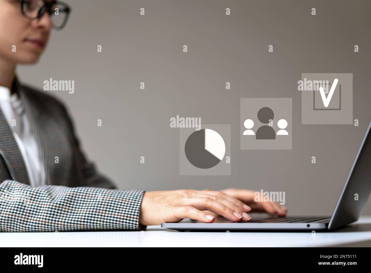 Geschäftsfrau arbeitet mit ihrer Infografik auf ihrem Laptop, KPI, Häkchen, Diagramm, Mitarbeiter. Stockfoto