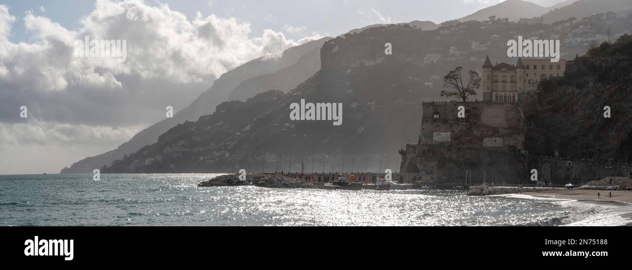 Malerische Silhouetten der Amalfi-Küste in der Nähe der Stadt Amalfi, Süditalien Stockfoto