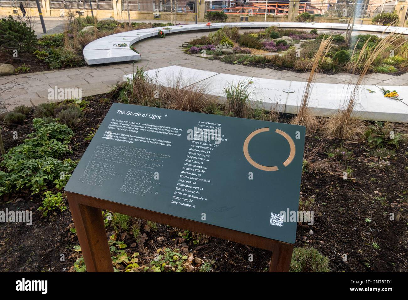 Das Denkmal „Glade of Light“ in der Nähe der Kathedrale von Manchester Stockfoto