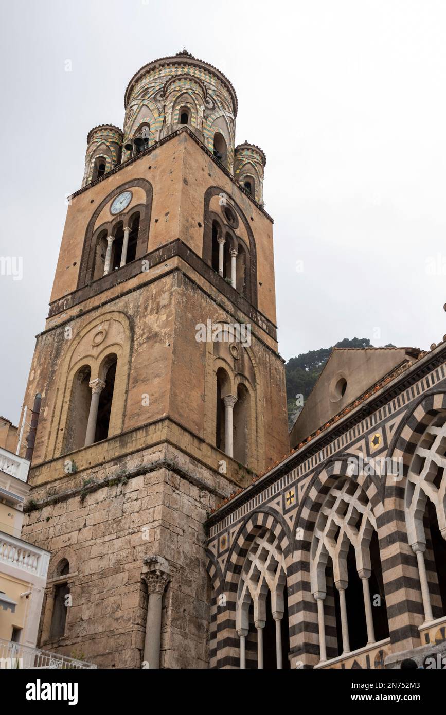 Portal der mittelalterlichen Kathedrale St. Andreas in Amalfi, Italien Stockfoto