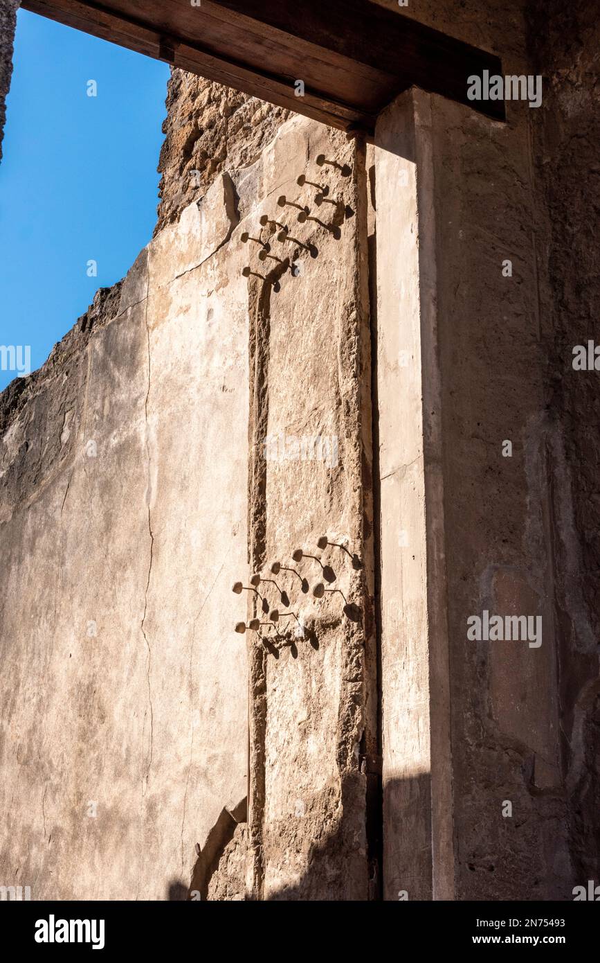 Pompeji, Italien, Eine riesige Tür einer großen Villa in Pompeji, die während des Ausbruchs des Mt. Vesuv, Süditalien Stockfoto