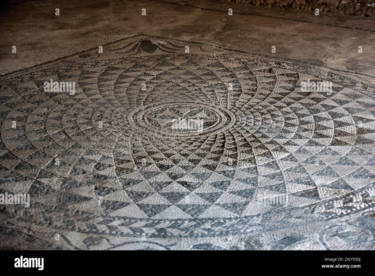 Pompeji, Italien, wunderschönes geometrisch geformtes Mosaik mit Dreiecken in Form eines Kreises, Pompeji in Süditalien Stockfoto