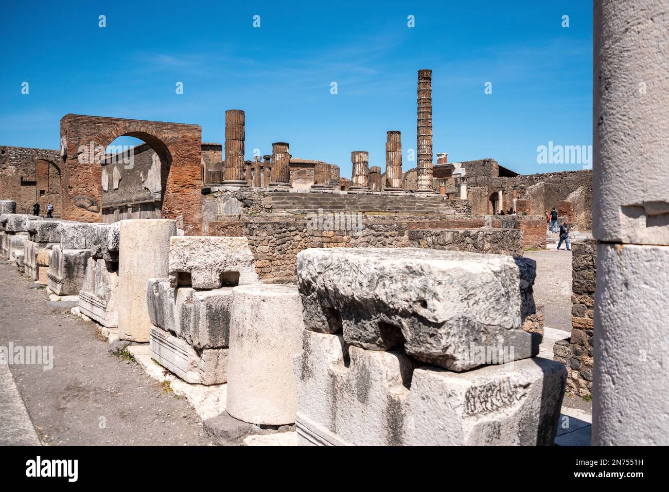 Berühmte Ansicht des Forums des antiken Pompeji, der Vesuv Vulkan im Hintergrund, Süditalien Stockfoto