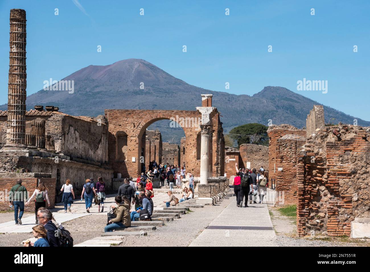 Berühmte Ansicht des Forums des antiken Pompeji, der Vesuv Vulkan im Hintergrund, Italien Stockfoto