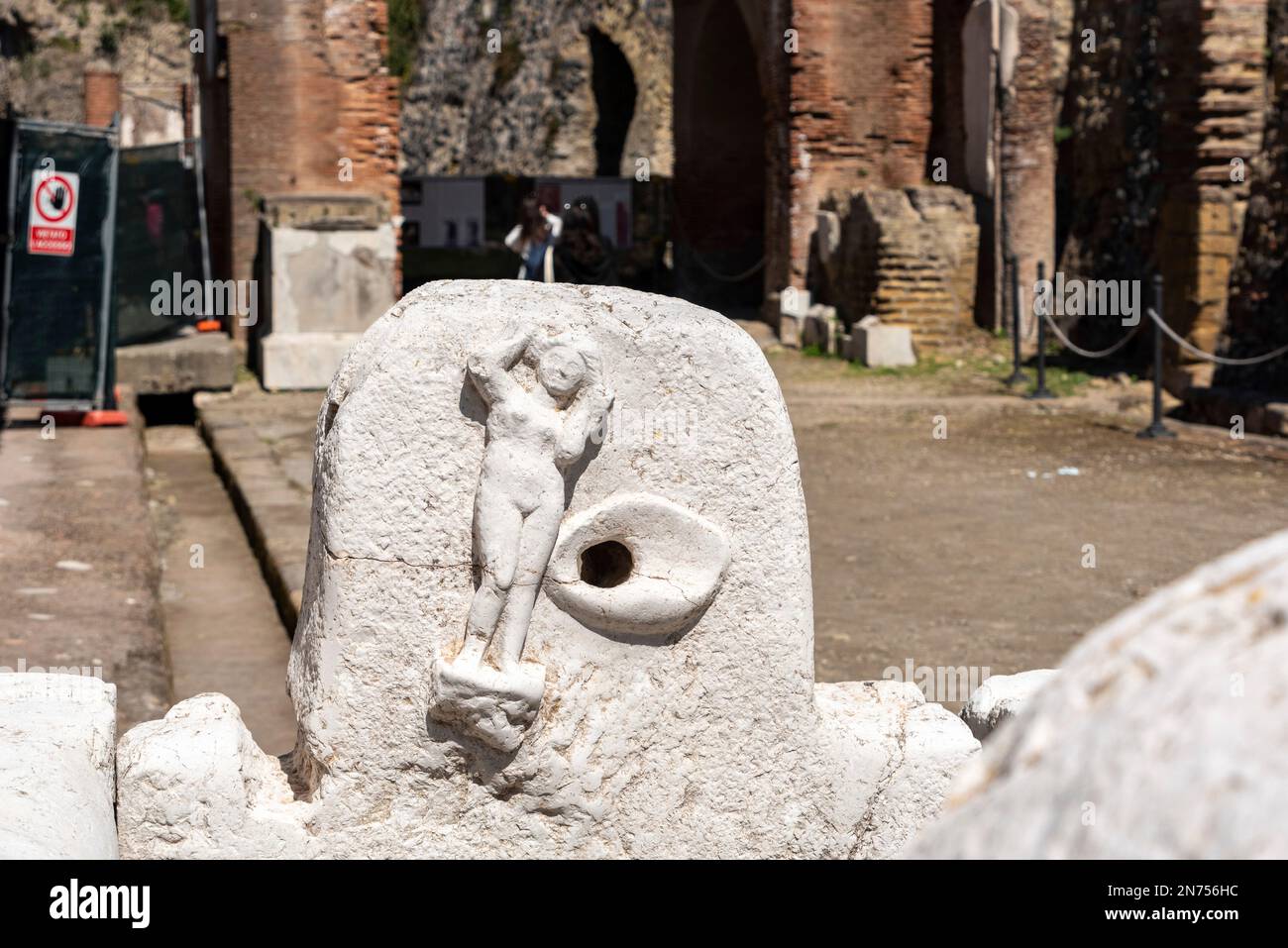 Dekoration eines öffentlichen Brunnens in der antiken Stadt Herculaneum, Süditalien Stockfoto