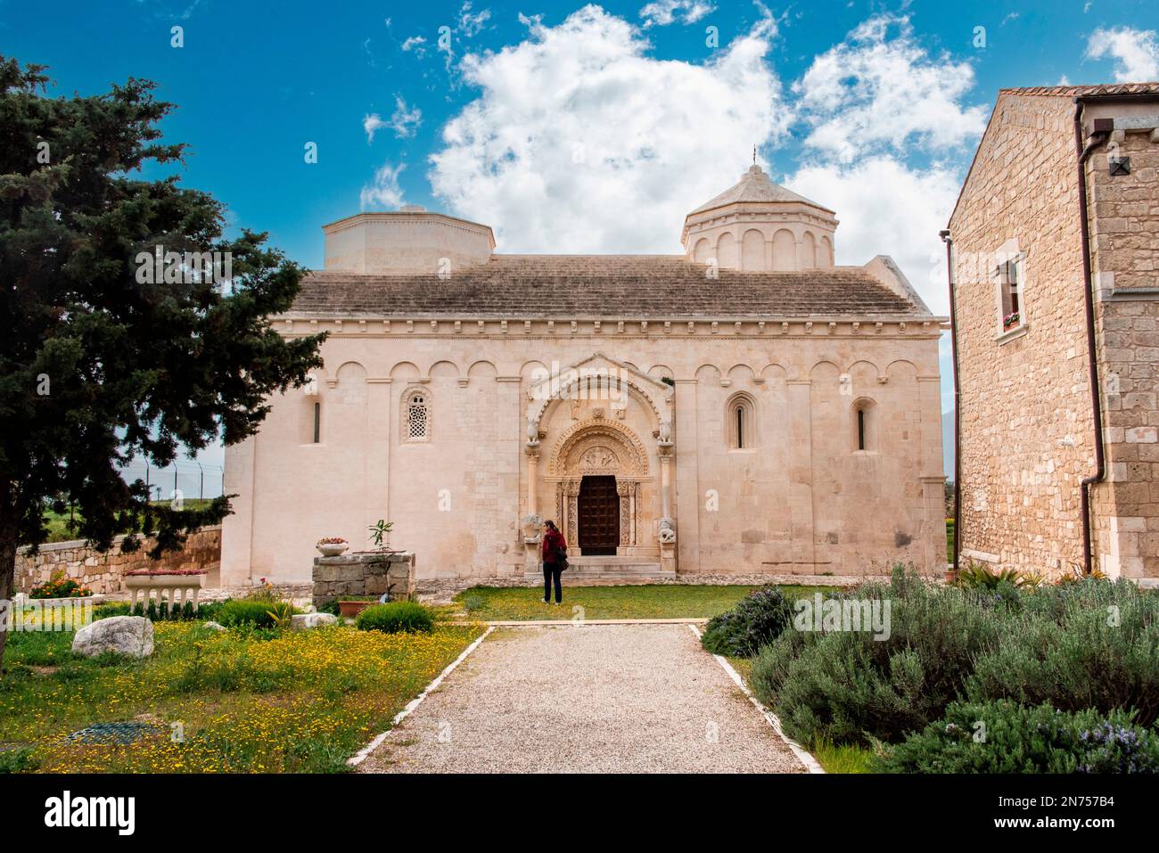 Altes romanisches Kloster San Leonardo di Siponto in der Nähe von Manfredonia, Halbinsel Gargano in Italien Stockfoto