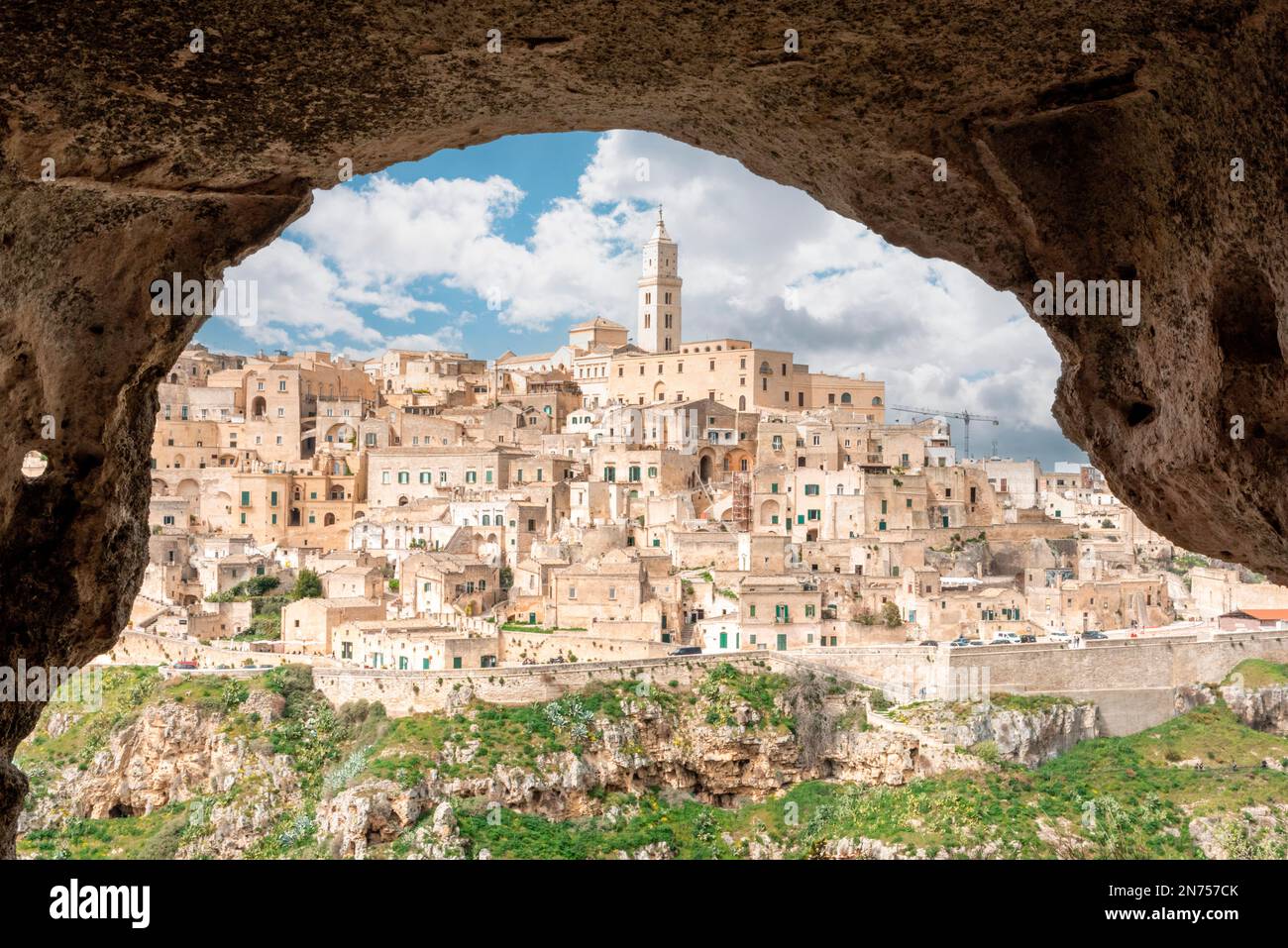 Malerische Aussicht auf die historische Innenstadt mit seiner Kathedrale, Foto aus einem Höhlenhaus, Italien Stockfoto