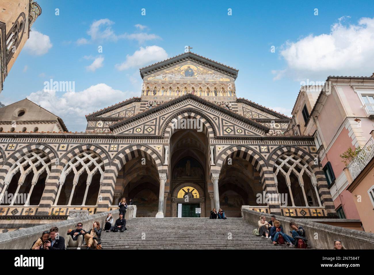 Portal der mittelalterlichen Kathedrale St. Andreas in Amalfi, Italien Stockfoto