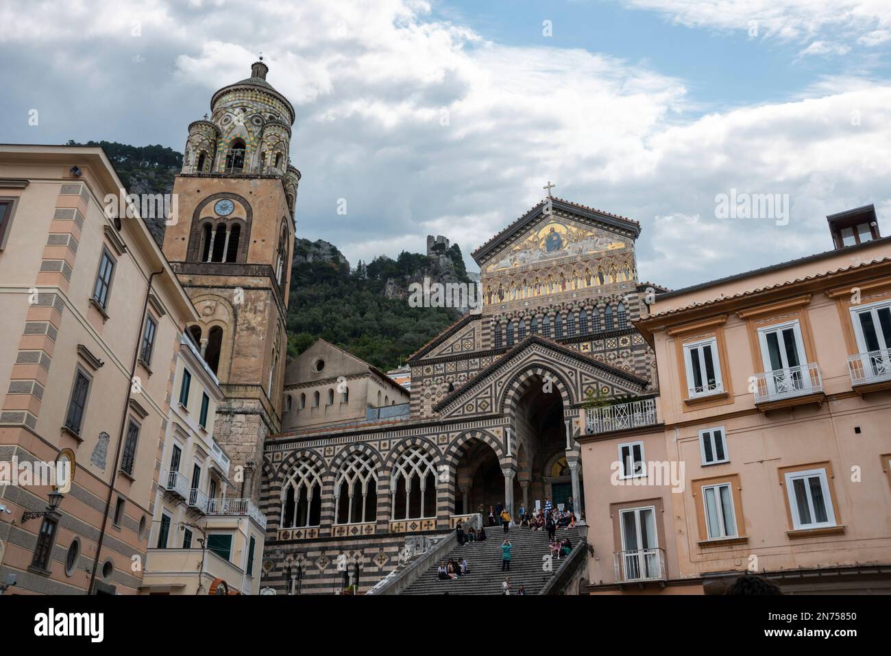 Portal der mittelalterlichen Kathedrale St. Andreas in Amalfi, Italien Stockfoto
