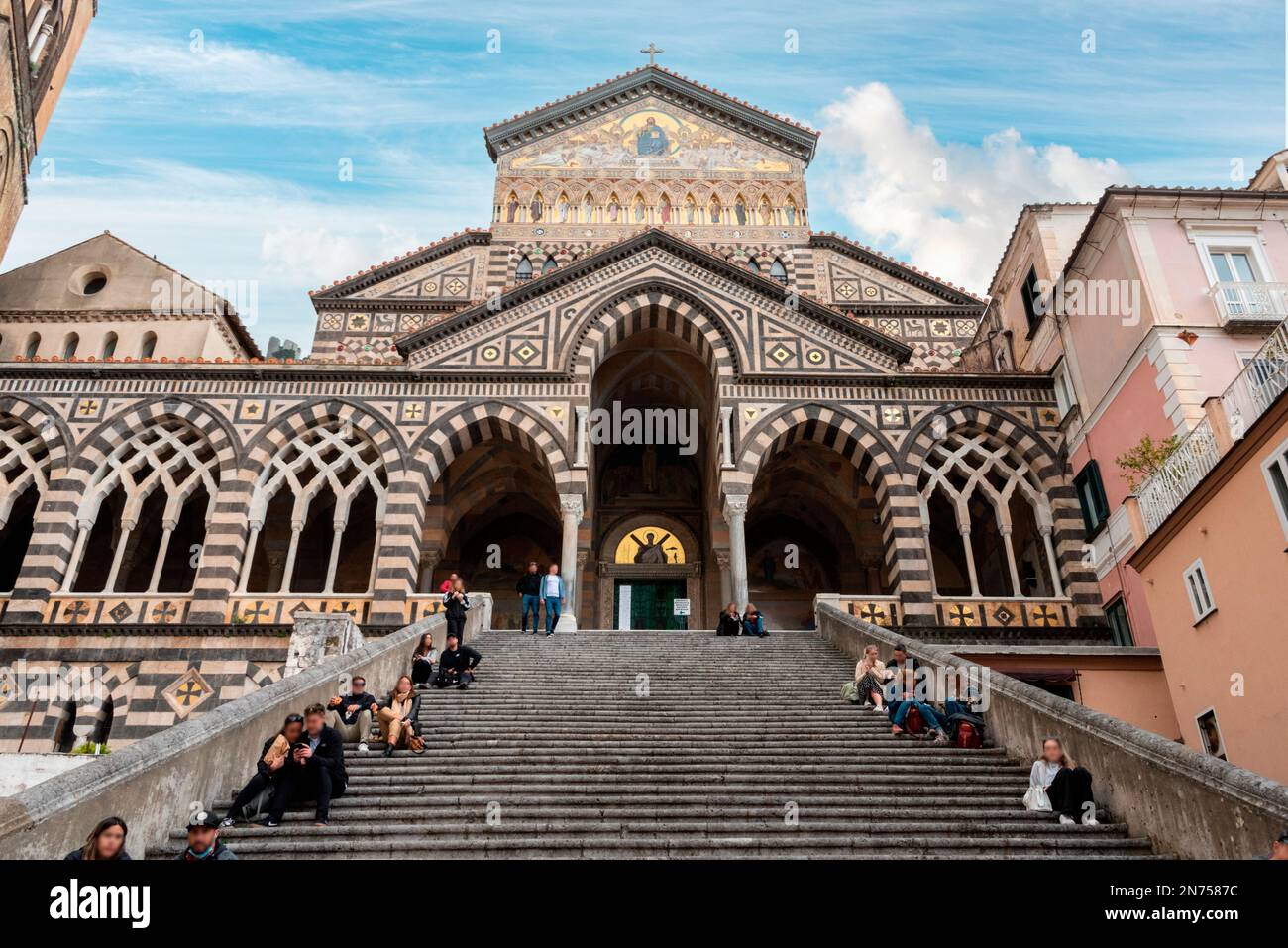 Portal der mittelalterlichen Kathedrale St. Andreas in Amalfi, Italien Stockfoto