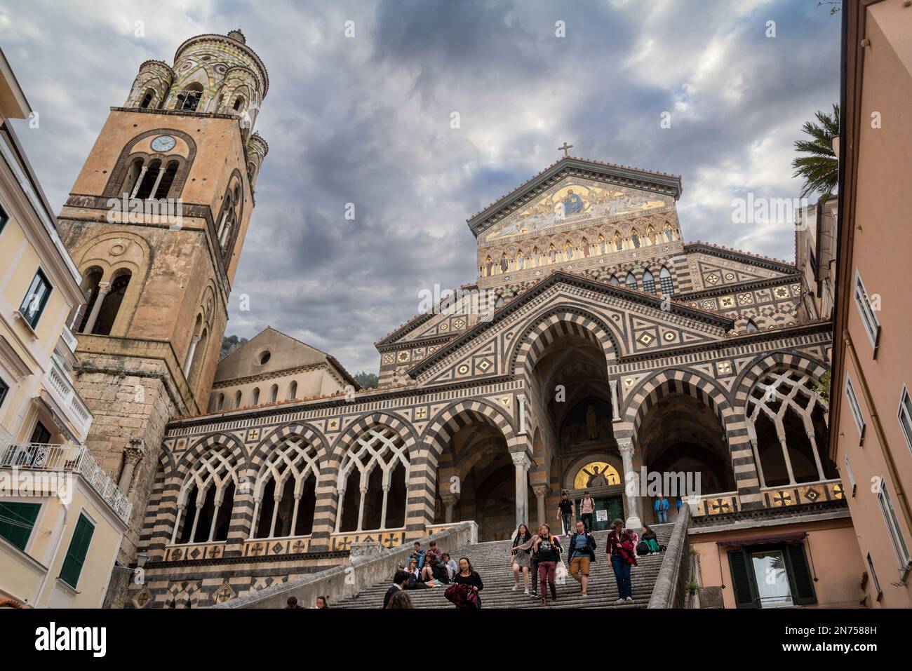 Portal der mittelalterlichen Kathedrale St. Andreas in Amalfi, Italien Stockfoto