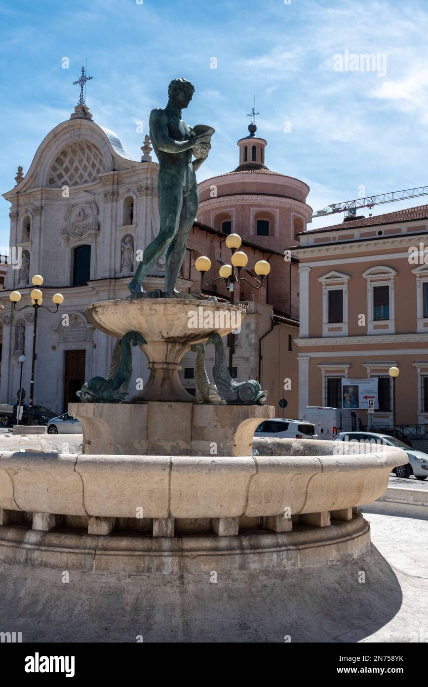 Brunnen vor der Kathedrale San Massimo in L'Aquila, Abruzzen in Italien Stockfoto