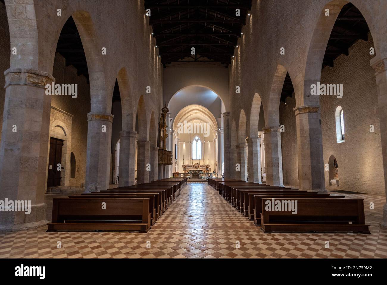 L'Aquila, Italien, leerer Hauptgang des nach dem Erdbeben wiederaufgebauten romanischen Dom Santa Maria di Collemaggio in L'Aquila, Abruzzen in Italien Stockfoto